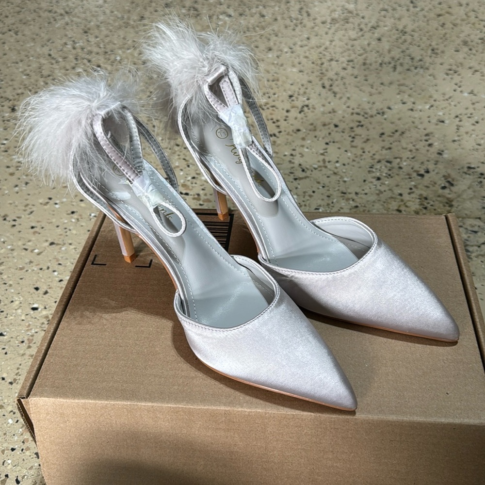 Hingswink Women’s Pointed Toe Fluffy Heels (Size 7.5)